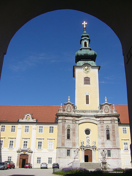 450px-Seitenstetten_kirche_aussen